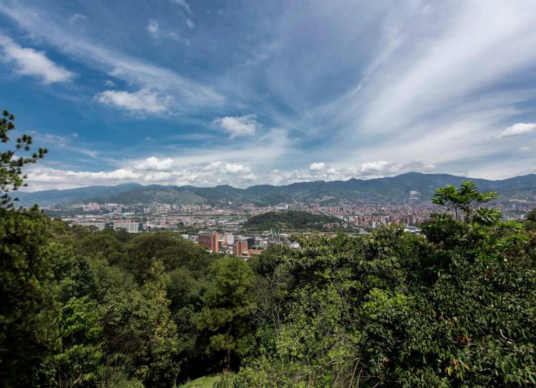 Panorámica sobre Medellín desde La Asomadera, uno de los los cerros tutelares de la ciudad. Foto: Camilo Suárez Echeverry