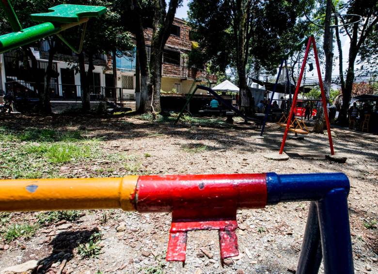 En el barrio Pedregal, de Medellín, un parque infantil no tiene su mataculín, luego de que este se reventara.
