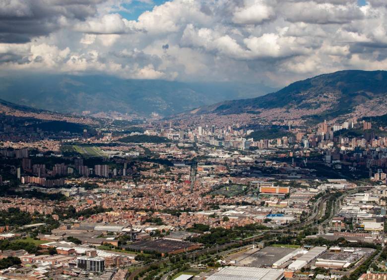 El toque de queda irá desde este viernes a las 8:00 p.m. hasta el lunes a las 5:00 a.m. FOTO ESTEBAN VANEGAS