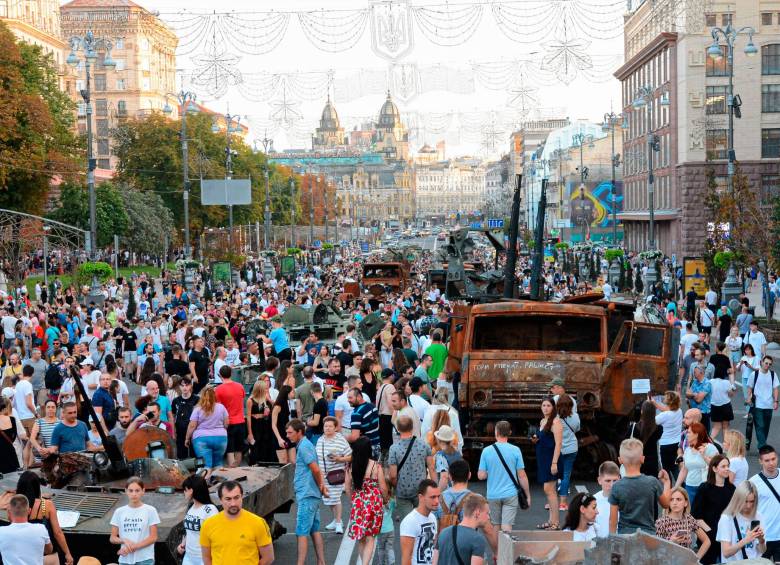 Las armas que desplegó Rusia para su invasión a Ucrania, y que han sido coaptadas por las tropas de Zelenski, son exhibidas en las calles de Kiev para fomentar el apoyo a la unidad. FOTO Getty