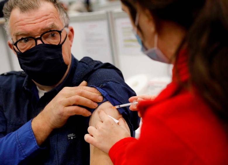 La aparición de la variante ómicron obligó a los países a fortalecer la vacunación contra el covid-19. FOTO: EFE