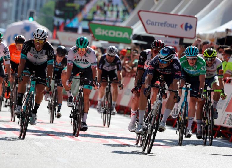 Apretado arribo en la segunda etapa de la Vuelta a España. FOTO EFE