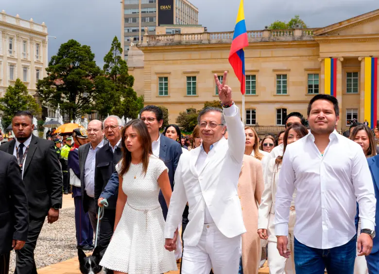Gustavo Petro salió de la Casa de Nariño acompañado por su hija Antonella y miembros de su equipo. El Batallón Guardia Presidencial le rindió honores con una calle de honor antes de que pronunciara un breve discurso a las afueras del Palacio Presidencial. FOTO: Presidencia