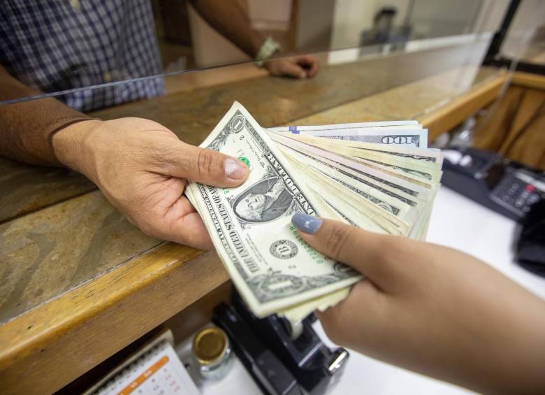 La tendencia del dólar continúa a la baja y el precio promedio con el que cerró fue de $4.552,53, unos $64,05 abajo de la TRM, que para hoy está en $4,616.58. FOTO Carlos Alberto Velásquez
