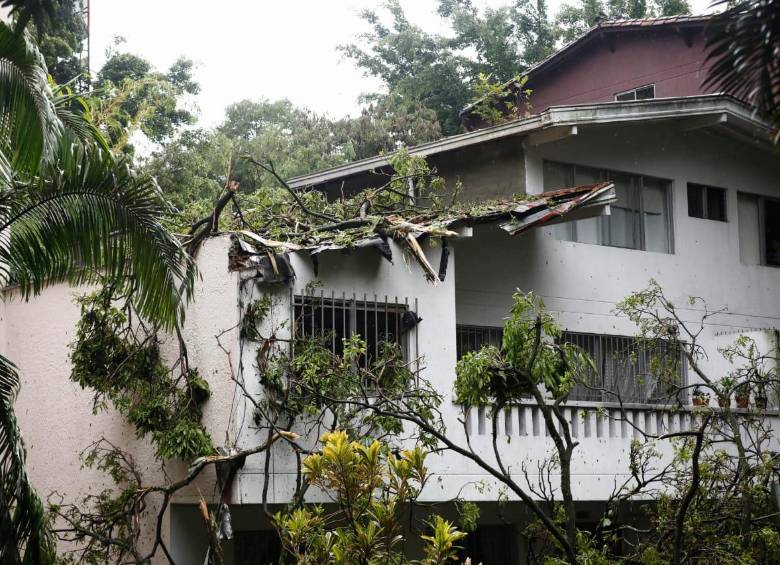Un árbol afectó parte del techo de esta casa, en la avenida El Poblado. 