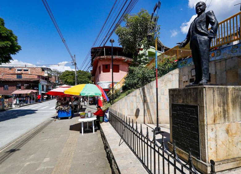 Arriba, la estatua de Carlos Gardel, ícono del barrio. Abajo, los grupos artísticos que quieren mostrar el arte que se esconde en manrique. FOTO manuel saldarriaga