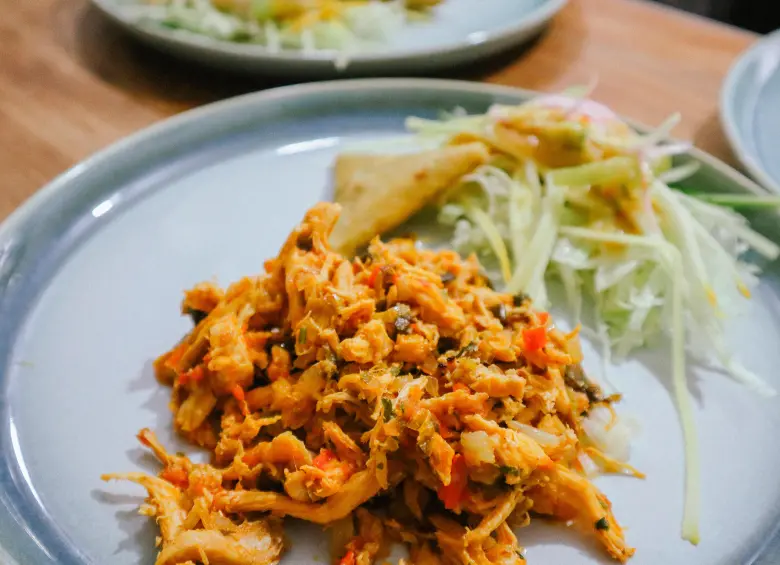 Plato principal presentado por Chori Agámez y Heidy Pinto: pebre de gallina ahumada con envuelto de maíz pelado y chicharrón. Foto Sara Bolívar.