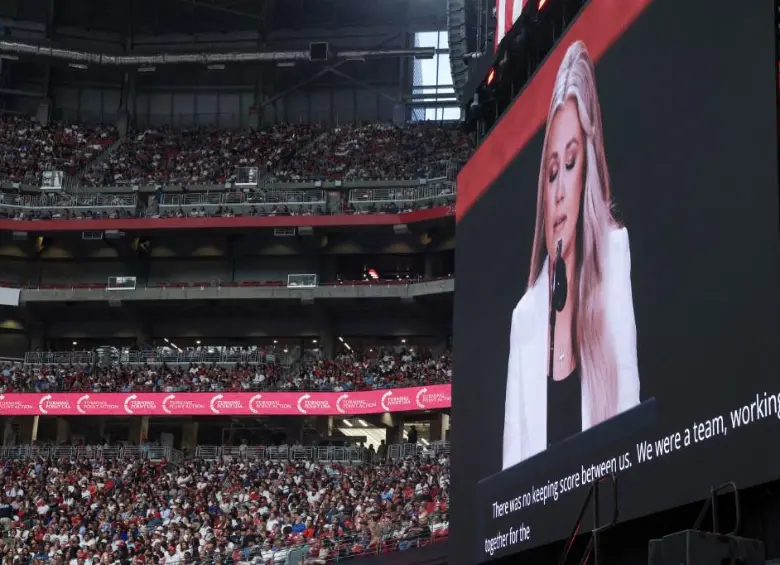 Erika Kirk se dirige a los asistentes durante el funeral de su esposo, el activista conservador Charlie Kirk, realizado en el State Farm Stadium de Glendale, Arizona. Foto: AFP.