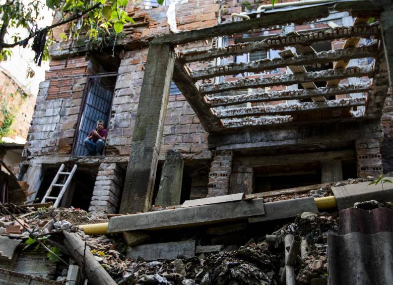 Algunas viviendas están a pocos metros del afluente que, cuando llueve, baja sin control golpeando el terreno que soporta las edificaciones. FOTO: Julio Herrera