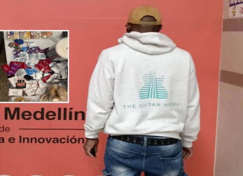 Atrás, el hombre procedente de Miami que fue inadmitido en Rionegro. Adelante, parte del “cargamento” de preservativos que el sujeto traía en su maleta. FOTO: Cortesía