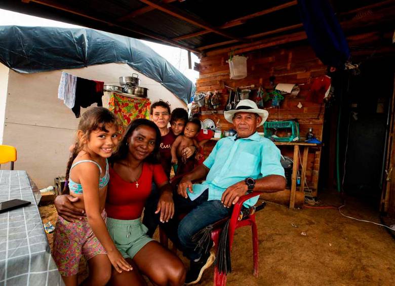 Diana es una de las que vende arepas y llegó a Santa Elena hace cuatro meses, aunque Pablo, su esposo, había separado la tierra hace un año. Cuando empezaron con las amenazas de sacar a todo el que no estuviera viviendo en el lugar, se pasó con toda la familia. Foto: Camilo Suárez Echeverry