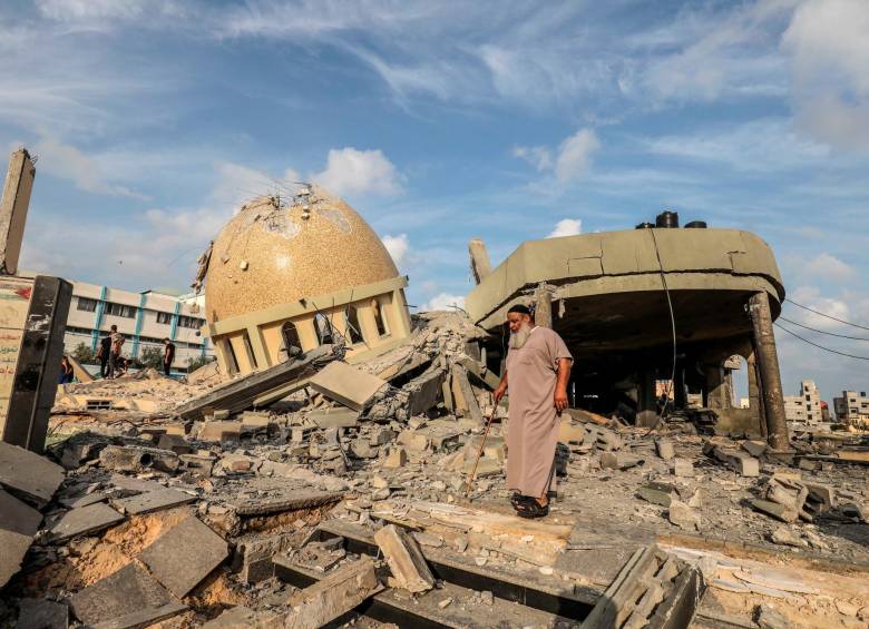 Mezquita Omari de la ciudad de Gaza, dañada por los bombardeos israelíes durante las batallas en curso entre Israel y Hamas. Foto GETTY