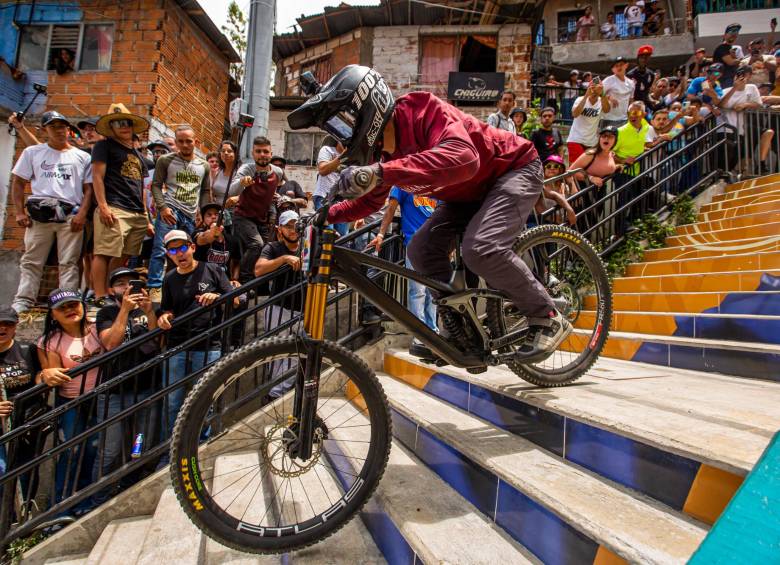 Previamente, el local Sebastián Holguín le puso orden a la casa y se metió primero, parcialmente, haciendo vibrar al público con su velocidad (1:26.996). FOTO CARLOS VELÁSQUEZ