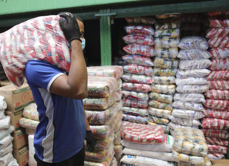 Abastecimiento de arroz en la Plaza Minorista "José María Villa". Foto: Edwin Bustamante Restrepo