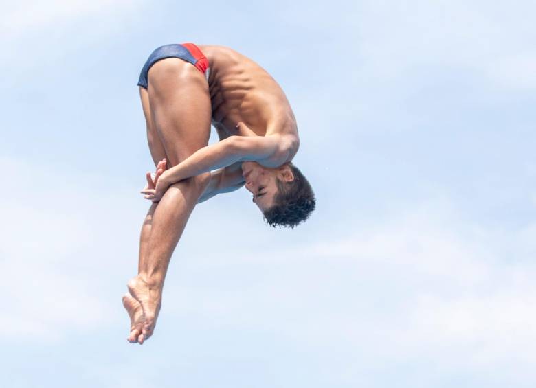 Tomás Tamayo cursa el noveno grado de forma virtual y hace parte del grupo de juveniles que hacen la renovación de los saltos con miras a los Juegos Olímpicos de París. FOTO Edwin Bustamante