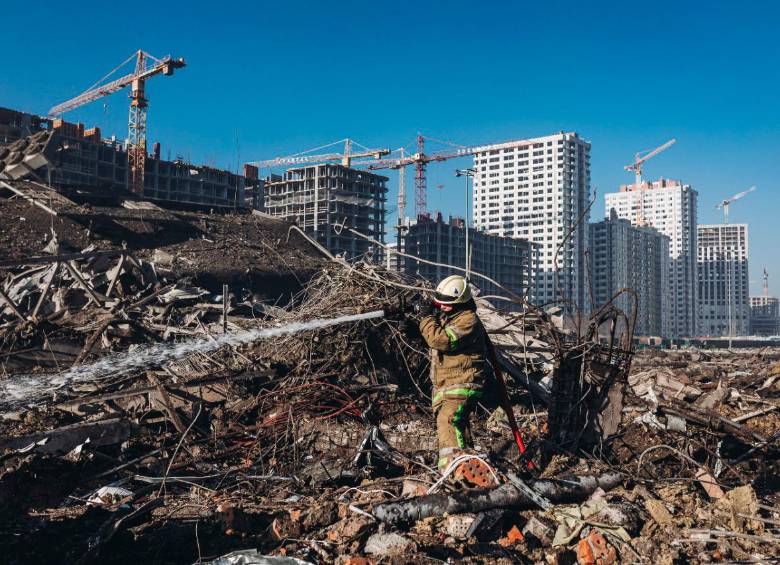 Los bomberos trabajan en el sitio después de que los tanques rusos atacaran un centro comercial, en Kiev. 8 personas murieron en el ataque. Foto: Diego Herrera Carcedo/Agencia Anadolu vía Getty Images.