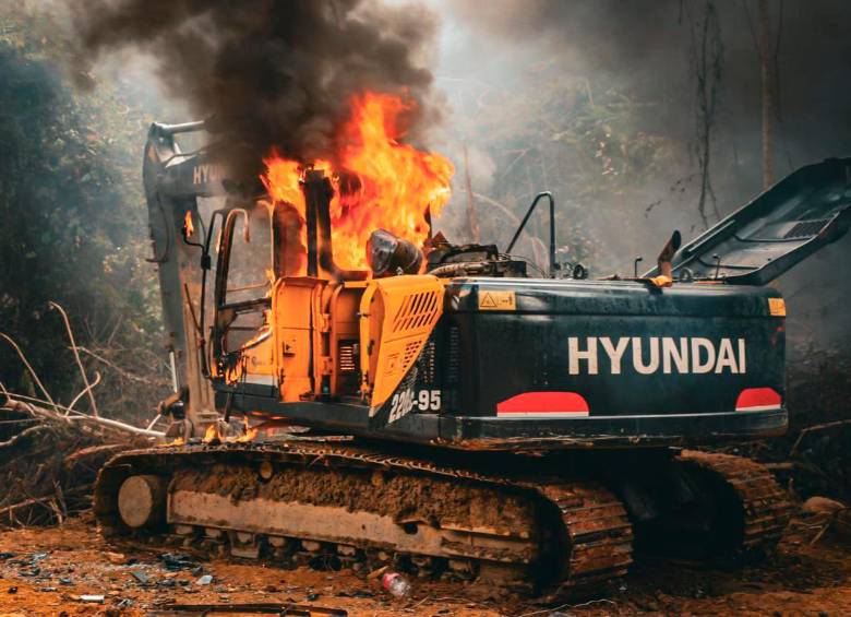 En el operativo realizado cerca a la central Porce III fueron destruidas seis retroexcavadoras. FOTO: Cortesía Gobernación de Antioquia