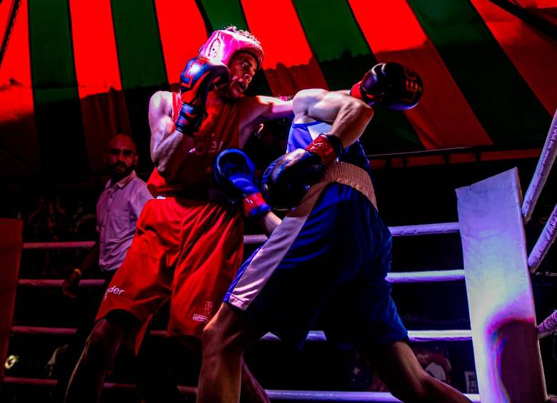 La última velada de boxeo organizada por MMA Colombia tuvo lugar en Tacos el Tigre, el pasado sábado 17 de marzo, con 11 peleas programadas, 10 masculinas y una femenina. Fotos Carlos Velásquez. 