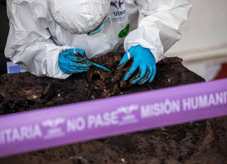 Solo en el 2003 al cementerio de Rionegro llegaron más de 80 cuerpos sin identificar. Los militares los llevaban en camionetas según el sepulturero. FOTO CARLOS VELÁSQUEZ