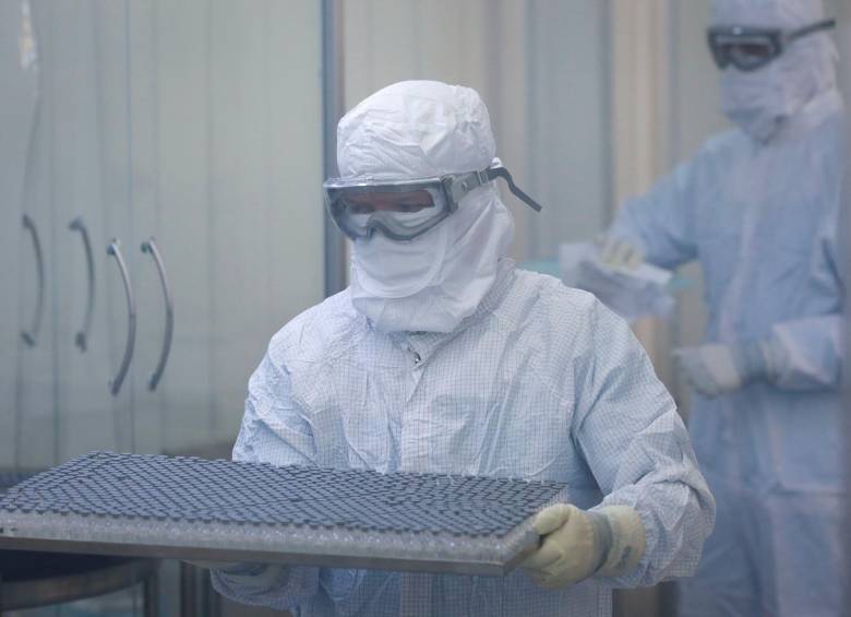 Esta semana comenzarán las pruebas en 2.250 adultos de las dosis de AstraZeneca contra la variante de la covid en Sudáfrica. FOTO EFE