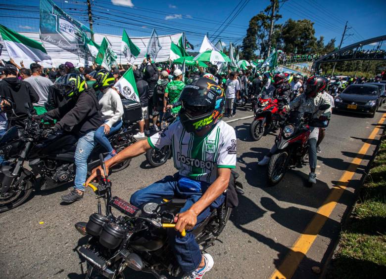 Las banderas, las camisetas y los buzos de Nacional decoraron la Autopista Medellín-Bogotá en la mañana de este lunes. FOTO: Carlos Velásquez