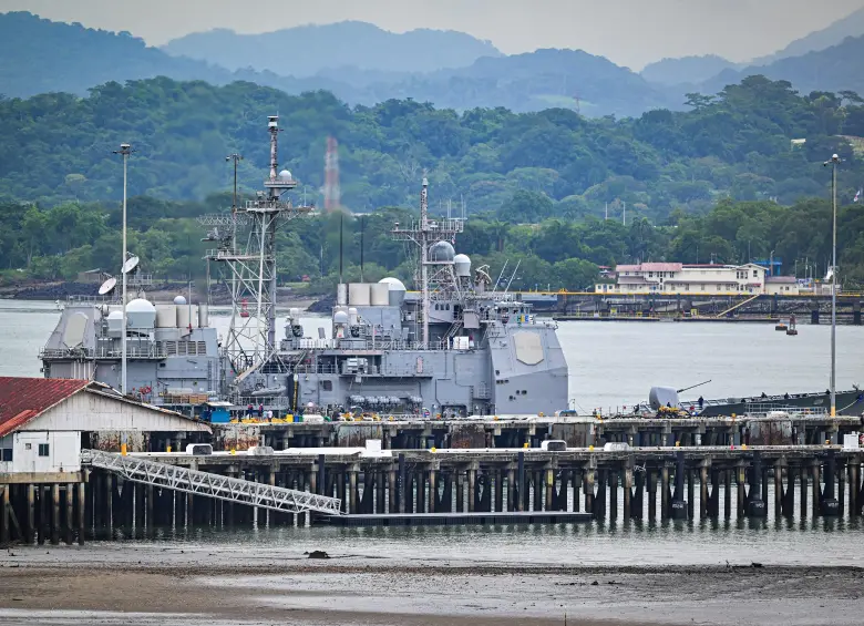 El buque de guerra USS Lake Erie (CG 70) de la Armada de EE. UU. atraca en el puerto de Balboa, en la Ciudad de Panamá, el 28 de agosto de 2025. FOTO: AFP
