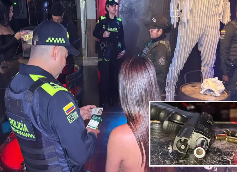 Adelante, una de las armas halladas durante el operativo. Atrás, agentes de Policía realizando las respectivas inspecciones. FOTO: Cortesía