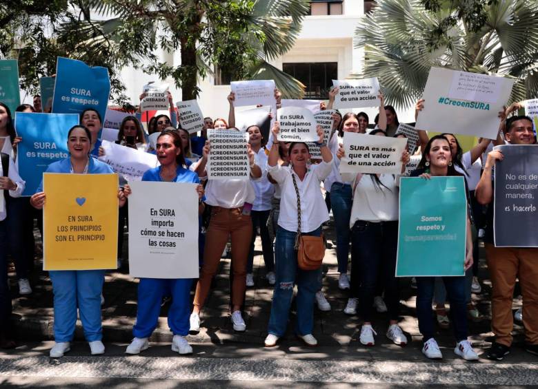 Cientos de empleados de las tres empresas antioqueñas manifestaron su inconformiudad este martes. FOTO: Carlos Velásquez