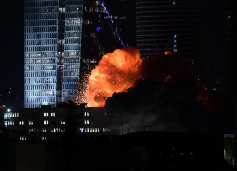 Un edificio es alcanzado por un misil, en Tel Aviv, Israel, el 13 de junio de 2025. Cerca de 100 misiles fueron lanzados desde Irán hacia el centro y norte de Israel durante dos grandes oleadas, lo que causó daños significativos y dejó decenas de lesionados, informaron el ejército israelí. FOTO: Xinhua
