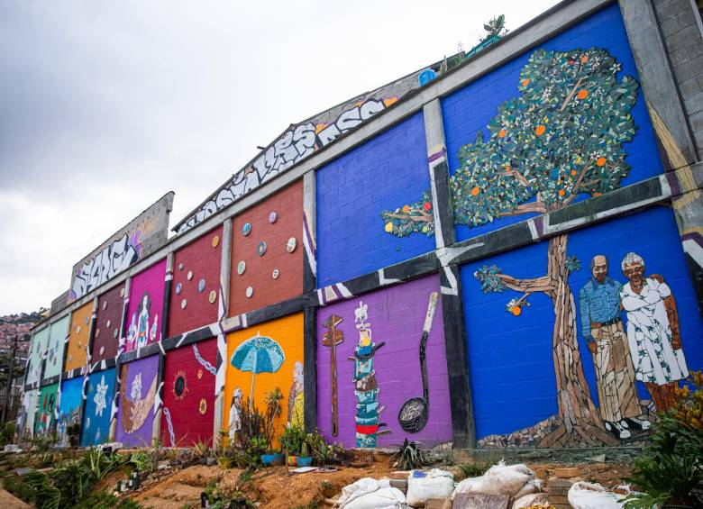 El mural lo guió el artista Fredy Serna, y es una construcción colectiva de la comunidad. Foto: Carlos Velásquez.