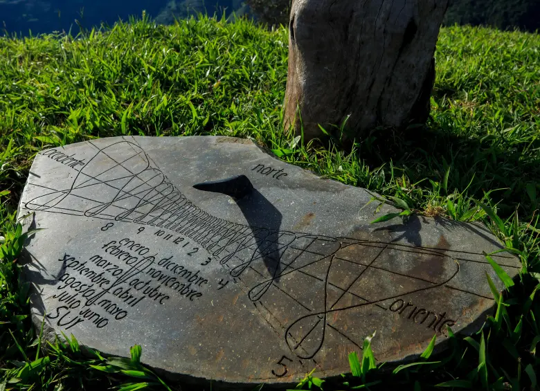 Sobre esta piedra tallaron los analemas, la figura que describe el recorrido del sol durante el año. Es un preciso reloj solar. FOTO: CAMILO SUÁREZ