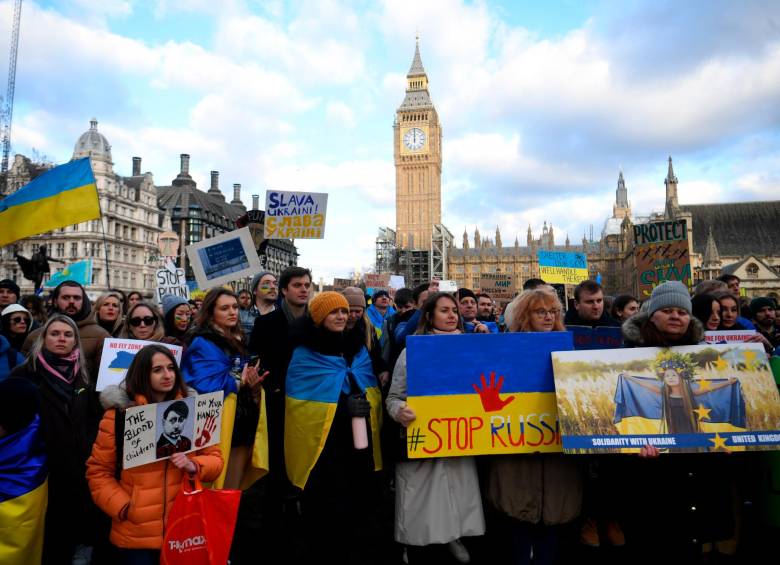 En Londres una comunidad de ucranianos manifestó para exigir el fin de la invasión rusa en su país. FOTO EFE
