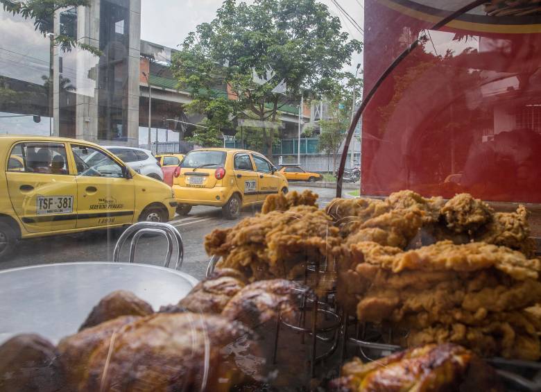 El precio final del pollo asado incluye costos de operación como transporte, servicios públicos, arriendos y mano de obra. FOTO EL COLOMBIANO