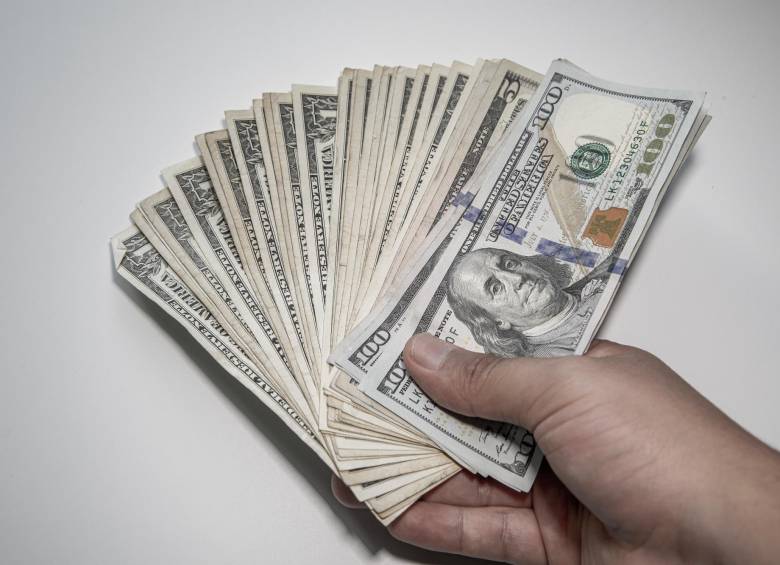 El dólar, según proyecciones, cerraría este año en un tope de $4.200. FOTO: CARLOS VELÁSQUEZ.