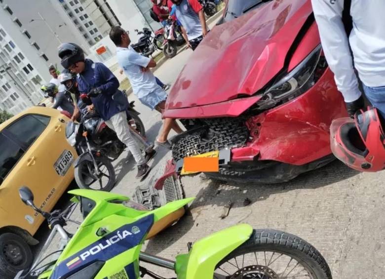 Así quedó el vehículo de la víctima tras embestir a los presuntos ladrones. FOTO: Cortesía Twitter