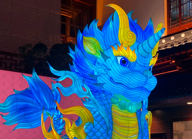El dragón es el animal del horóscopo chino que regirá este 2024 por eso este festival de faroles de Yuyuan ilumina Shanghái. FOTO Cortesía Catherine Márquez Marín. 