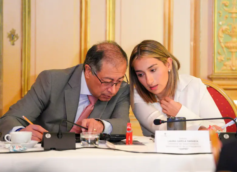 El presidente Gustavo Petro y la embajadora en Reino Unido, Laura Sarabia. Foto: Presidencia