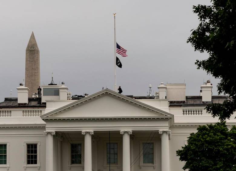 En el capitolio elevaron la bandera de los Estados Unidos a media asta en señal de luto. FOTO GETTY 