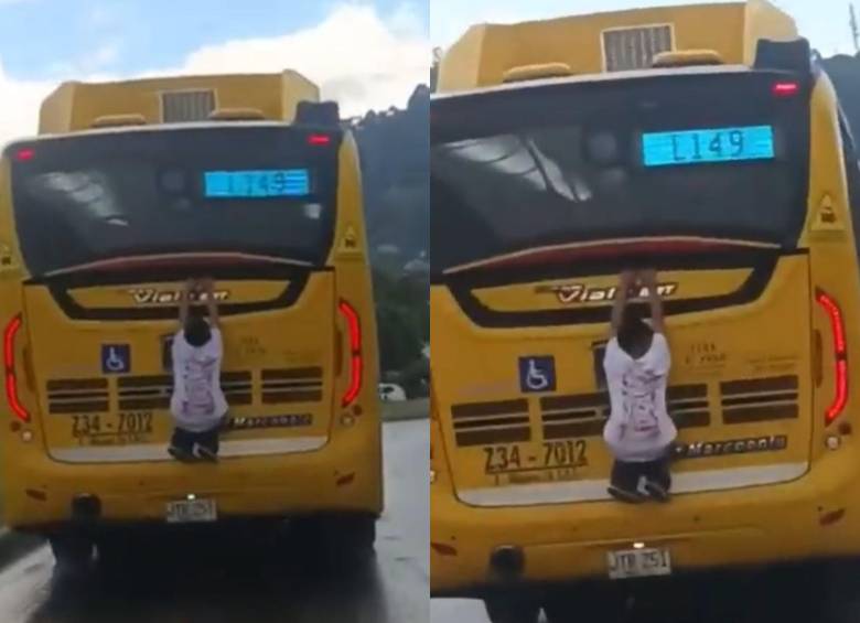 El menor se encontraba en la parte trasera del vehículo, sosteniéndose con la fuerza de sus brazos. FOTO: captura video X