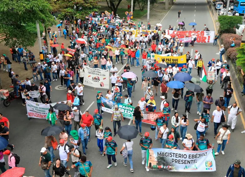 La marcha circuló por la Avenida Oriental y luego tomó la calle San Juan hasta la Plaza de las Luces. FOTO ESNEYDER GUTIÉRREZ