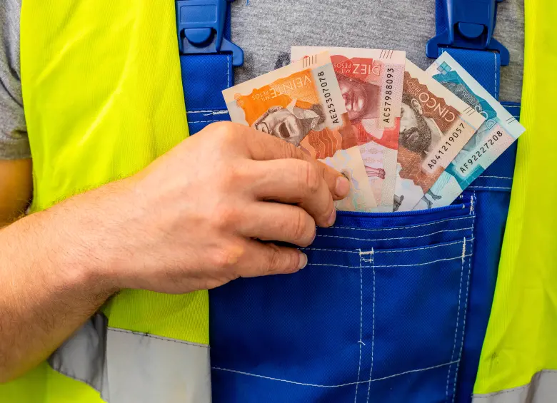 El aumento del salario mínimo solo es obligatorio para quienes devengan hasta un SMLV, aunque la Corte ha advertido riesgos de inequidad salarial. FOTO: GETTY