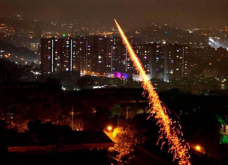 La pólvora inundó los cielos de Medellín y los municipios aledaños incluso desde horas antes de la medianoche. FOTO EDWIN BUSTAMANTE