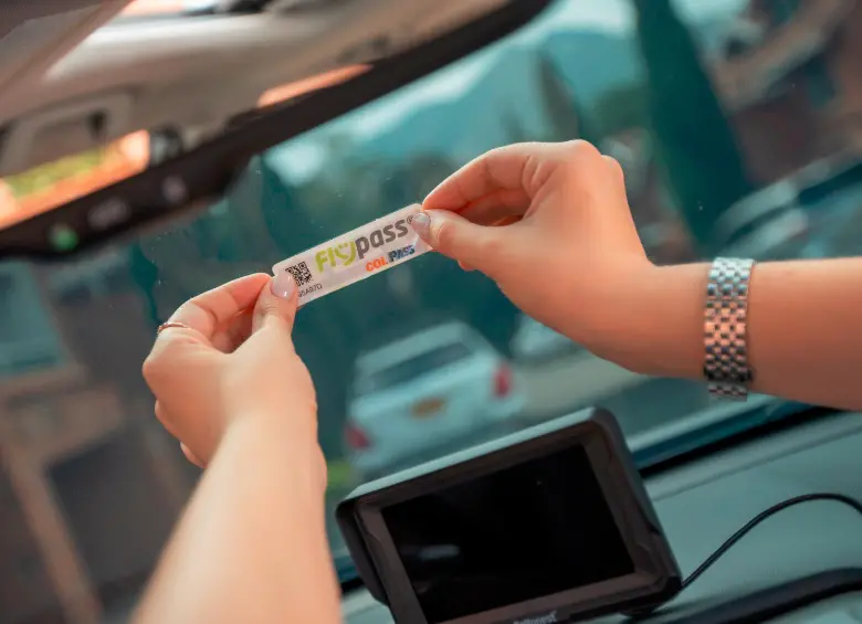 Con los chips de FlyPass, en los peajes se está ayudando a disminuir las emisiones contaminantes de todas las formas. En Antioquia hay 20 peajes con esta tecnología. FOTO: Cortesía