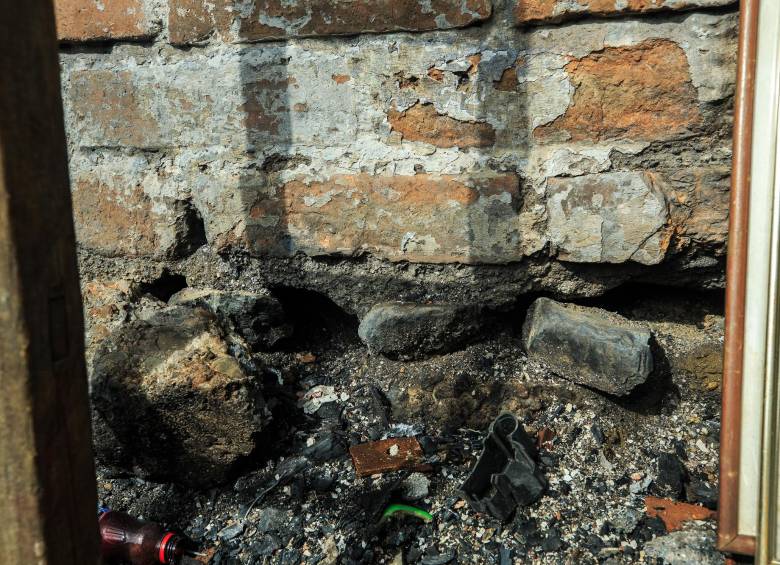 El voraz fuego que se extendió el pasado 17 de octubre por la zona causó daños en la base del muro que sostiene el inquilinato de Naranjal. Foto: Andrés Camilo Suárez Echeverry