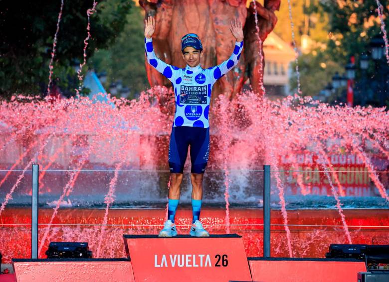 El ciclista bogotano Santiago Buitrago, de 26 años, se quedó con la camiseta de pepas azules que lo confirman campeón de la montaña en la Vuelta a España. Foto: tomada del x de @BHRVictorious