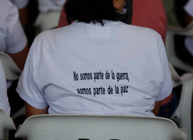 En la antesala del encuentro de reconocimiento, en el marco de un proceso que lidera la Comisión de la Verdad desde septiembre pasado, las camisas blancas llenan el coliseo del municipio. Foto: Camilo Suárez