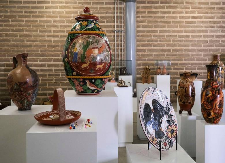 El tradicional tianguis artesanal reúne a cientos de creadores que exhiben y comercializan directamente sus obras, convirtiéndose en uno de los principales atractivos turísticos de la región. Foto: Oficina de Visitantes y Convenciones de Guadalajara