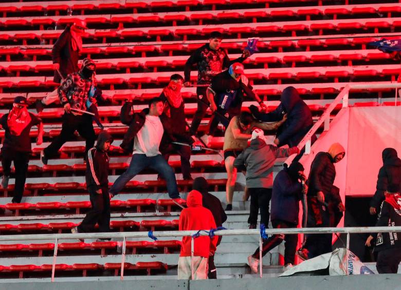 La violencia en el fútbol se hizo evidente una vez más cuando los hinchas de Independiente de Avellaneda y Universidad de Chile se enfrentaron en una batalla campal en el Estadio Libertadores de América en Buenos Aires. FOTO AFP