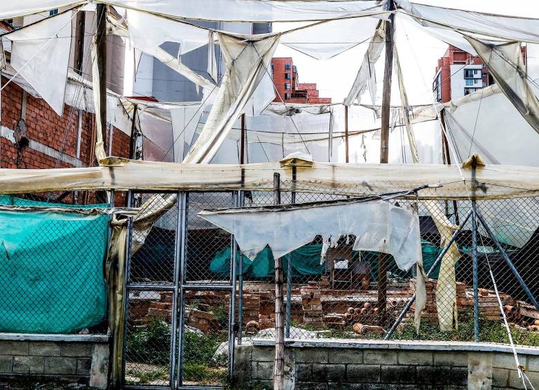 El antiguo desarenadero de la calle Ayacucho y muchas casas del barrio Prado son muestras del desinterés por proteger el patrimonio urbano. Fotos: Jaime Pérez y Julio Herrea. 