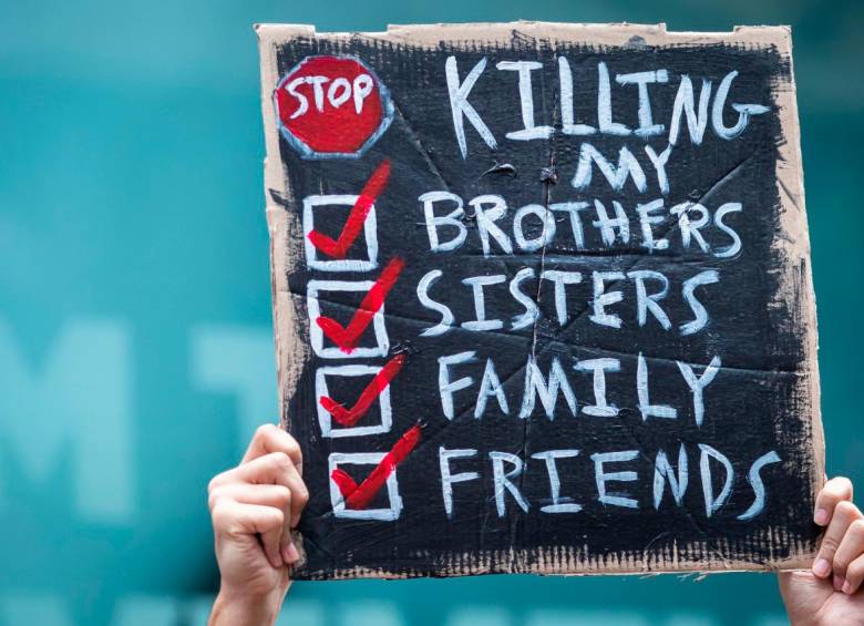 El cartel dice: “ Paren de matar a mis hermanos, hermanas, familia y amigos”y fue alzado en uno de los actos de protesta en memoria de George Floyd en Nueva York. FOTO: Getty Images. 